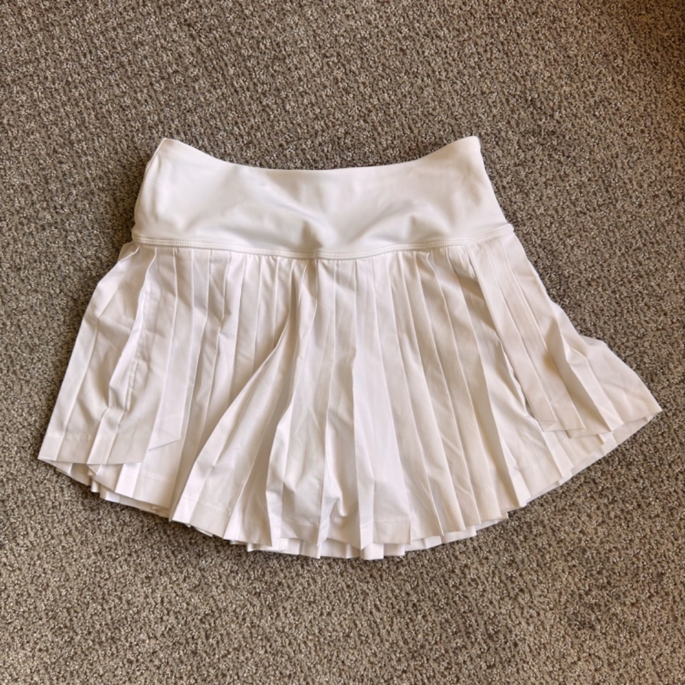 GapFit Pleated Exercise Skort in white - Picture 2 of 5